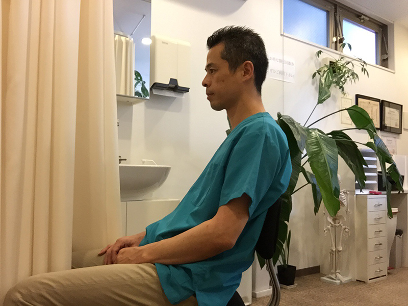 悪い座り方の例